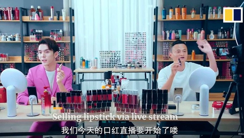 Tỷ phú Jack Ma (phải) và "vua son môi" Austin Li Jiaqi hợp tác trong một chiến dịch livestream bán hàng năm 2018. Ảnh: Youku.