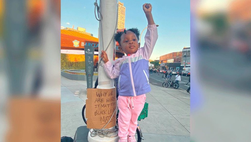 Người phụ nữ giải thích lý do đưa con gái 2 tuổi đi biểu tình đòi bình đẳng cho người da màu