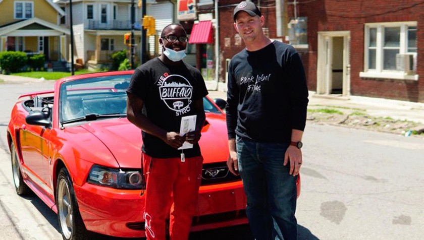 Antonio Gwynn Jr. (trái) được Matt Block tặng chiếc xe mui trần màu đỏ khi một mình dọn dẹp rác thải sau cuộc biểu tình. Ảnh: Matt Block
