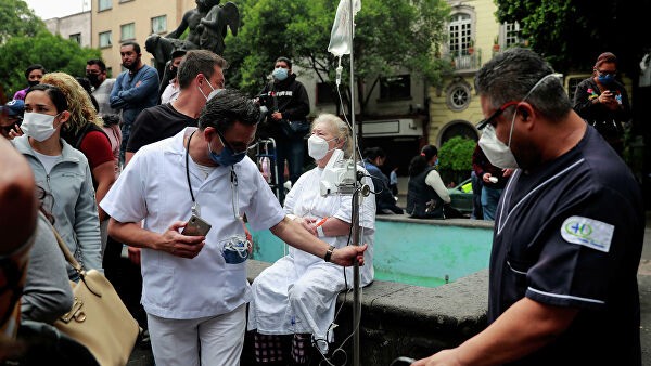 Bệnh nhân và nhân viên y tế tại một bệnh viện ở Mexico City sau trận động đất. Ảnh: REUTERS.