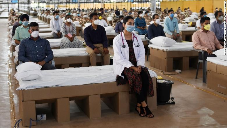 Các chuyên gia y tế và nhân viên y tế trong lễ khánh thành Trung tâm chăm sóc và bệnh viện Sardar Patel COVID tại New Delhi, Ấn Độ, vào ngày 27/6. 