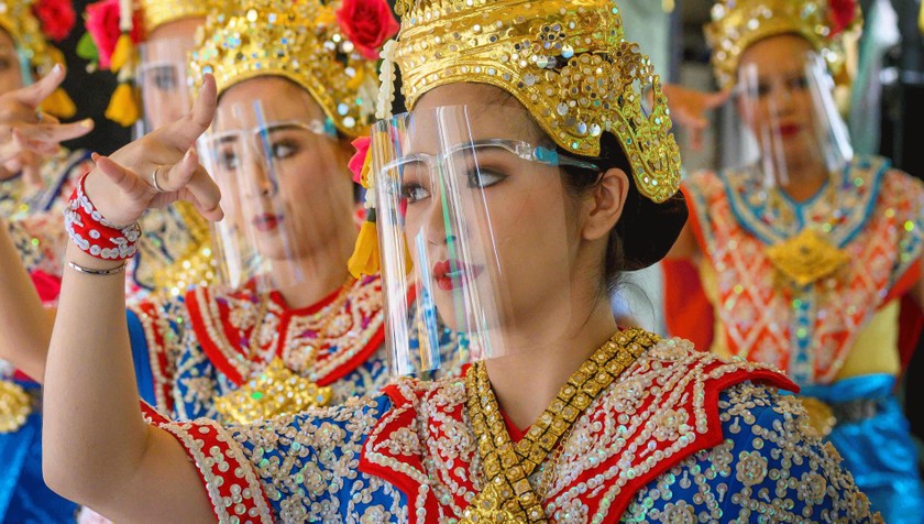 Các vũ công truyền thống Thái Lan đeo tấm chắn giọt bắn tại Bangkok. Ảnh: Mladen Antonov/AFP/Getty