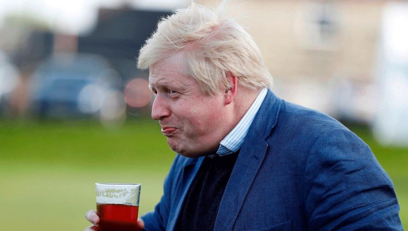 Ông Boris Johnson uống bia vào năm 2016. Ảnh: Reuters.