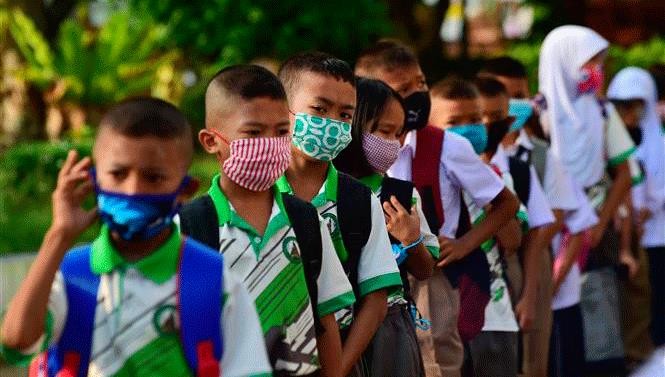 Học sinh đeo khẩu trang phòng lây nhiễm COVID-19 tại một trường học ở Narathiwat, Thái Lan ngày 1/7/2020. Ảnh: AFP/ TTXVN.