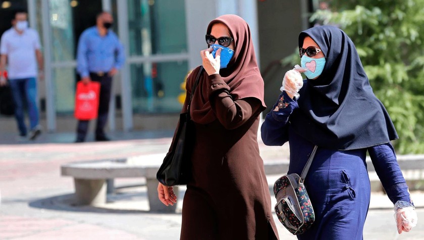 Người dân đeo khẩu trang phòng lây nhiễm Covid-19 tại Iran ngày 10/8/2020. Ảnh: THX/TTXVN.