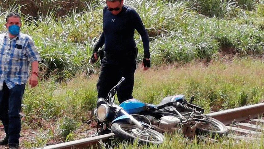 Một chiếc xe máy tại địa điểm tìm thấy thi thể của nhà báo Julio Valdivia ở Tezonapa, bang Veracruz, Mexico vào ngày 9/9. 