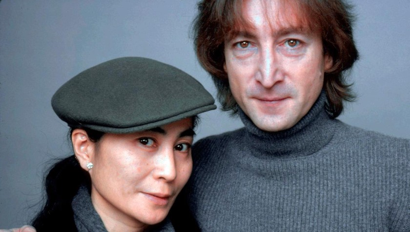 John Lennon và Yoko Ono chụp ảnh ngày 2/11/1980.
