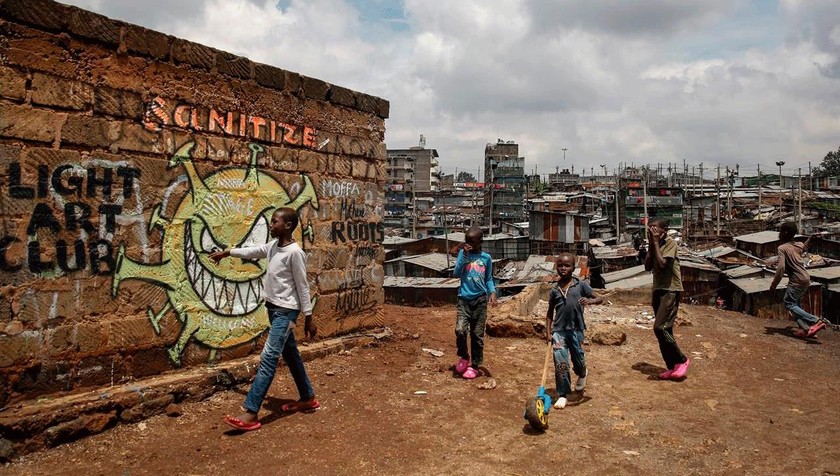 Trẻ em đi dạo trong khu ổ chuột Mathare ở Nairobi, Kenya, ngày 22/4/2020. Ảnh: AP