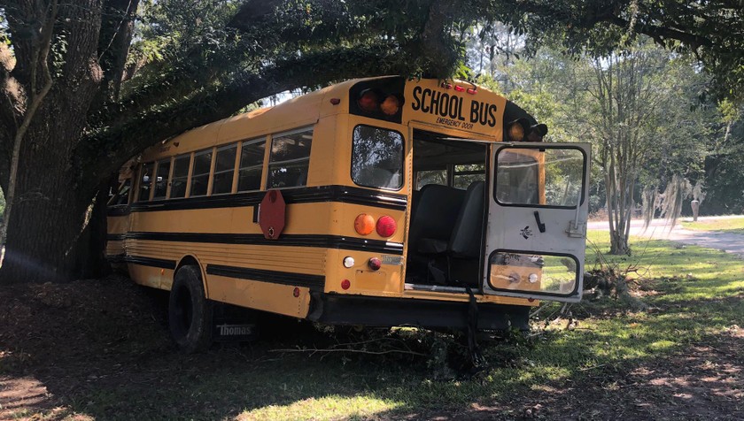 Chiếc xe buýt màu vàng chở học sinh do cậu bé 11 tuổi điều khiển chỉ dừng lại khi mất lái và tông vào cây ven đường.