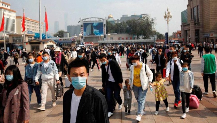 Người dân đeo khẩu trang tại Bắc Kinh ngày 1/10/2020. Ảnh: REUTERS.