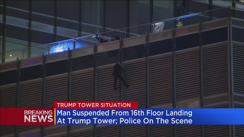 Nhiều đoạn video và hình ảnh xuất hiện trên mạng xã hội cho thấy, một người đàn ông treo mình lơ lửng trên tầng 16 của Tòa tháp Trump cao 98 tầng ở Chicago vào đêm ngày 18/10.