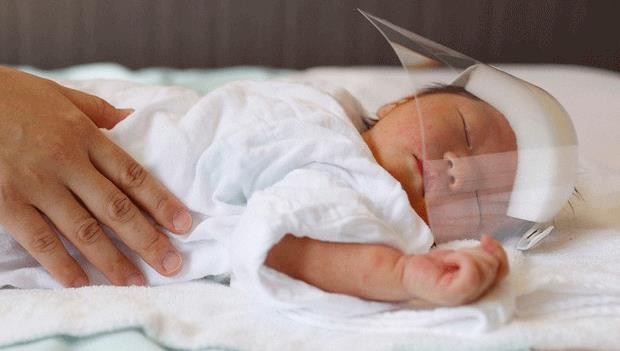 Em bé sơ sinh đeo tấm che mặt tại một bệnh viện ở miền trung Nhật Bản vào ngày 28/5/2020.