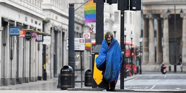 Một người vô gia cư ở London vào tháng 4/2020.