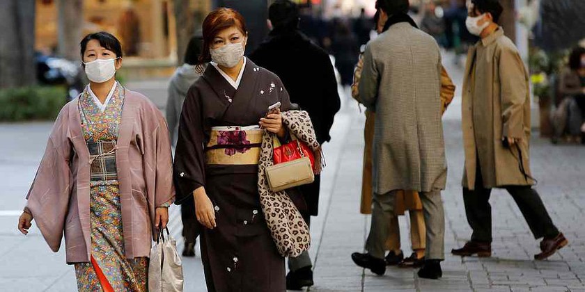 Hai người phụ nữ mặc kimono và đeo khẩu trang đi bộ ở Tokyo, Nhật Bản vào ngày 13/11. Ảnh: REUTERS.