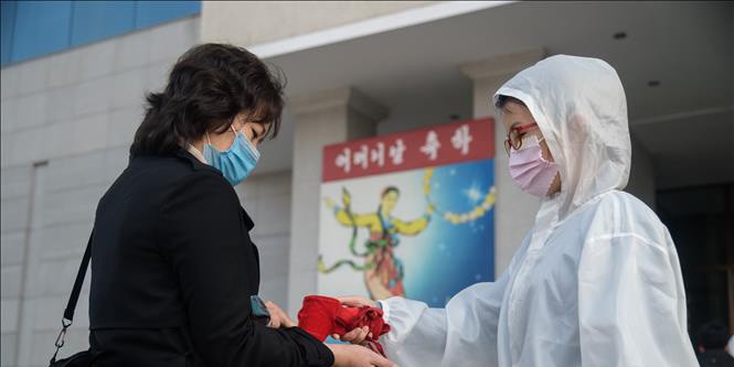 Kiểm tra y tế phòng lây nhiễm Covid-19 tại thủ đô Bình Nhưỡng, Triều Tiên. Ảnh: AFP/TTXVN