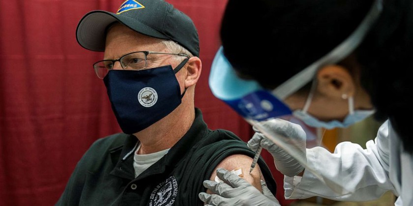 Bộ trưởng Quốc phòng Mỹ Christopher Miller tiêm vaccine Covid-19 tại bệnh viện quân đội Walter Reed gần thủ đô Washington hôm 14/12. Ảnh: Reuters.