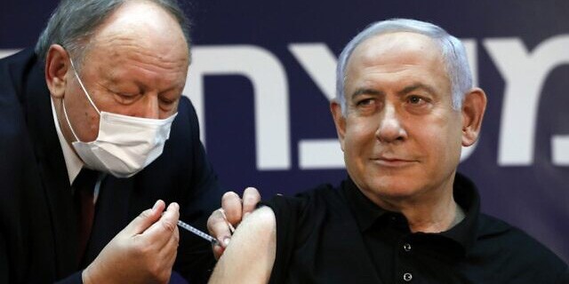 Thủ tướng Israel Benjamin Netanyahu được tiêm ngừa Covid-19 ngày 19/12/2020. Ảnh: AFP.