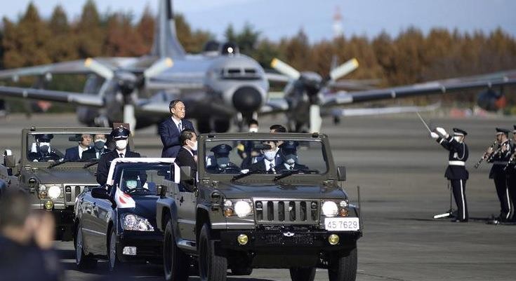 Thủ tướng Nhật Suga Yoshihide duyệt binh tại căn cứ không quân Iruma ở tỉnh Saitama hôm 28/11/2020. Ảnh: Reuters.
