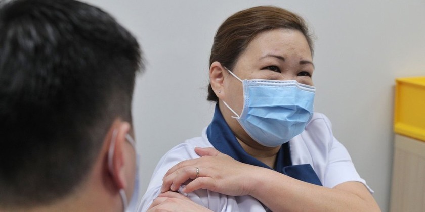 Y tá Sarah Lim được tiêm vắc-xin tại Trung tâm Quốc gia về Các bệnh Truyền nhiễm. Ảnh: AFP.