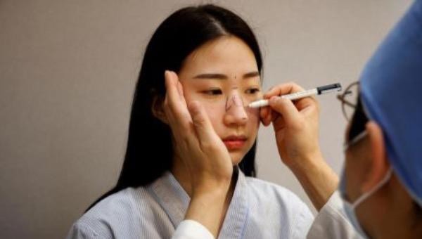 Ryu Han-na phẫu thuật thẩm mỹ mũi tại Viện Thẩm mỹ WooAhIn ở Seoul hôm 17/12/2020. Ảnh: Reuters.