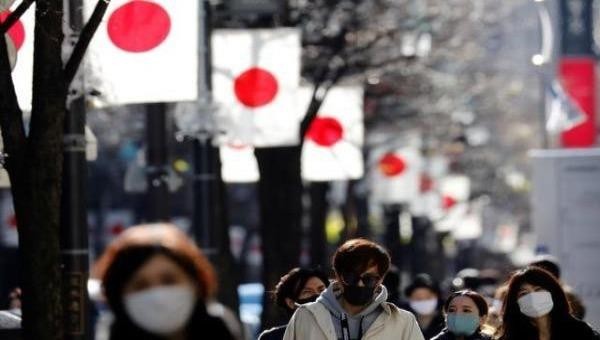 Người dân đeo khẩu trang phòng lây nhiễm Covid-19 ở Tokyo, ngày 10/01/2021. Ảnh: REUTERS.