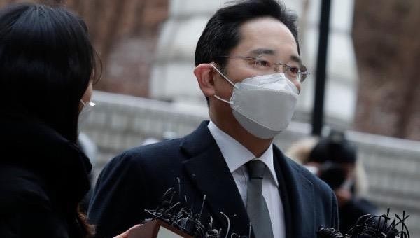 Lee Jae-yong tới tòa án Seoul sáng 18/1. Ảnh: AP.