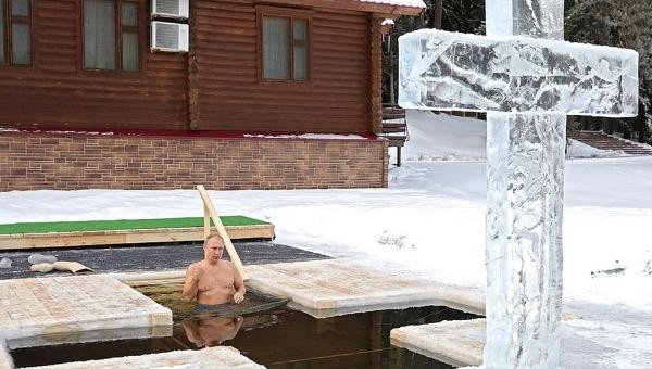 Tổng thống Nga ngâm mình dưới nước lạnh. Ảnh: Kremlin.ru.