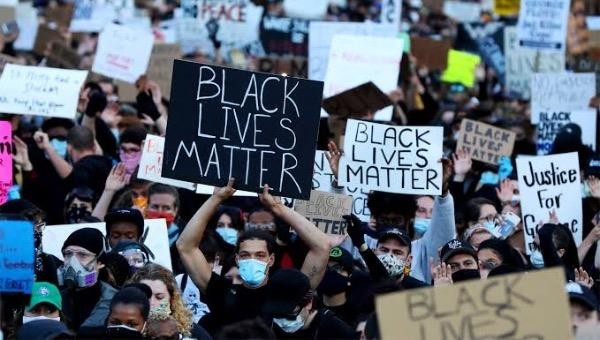 Người biểu tình mang theo nhiều khẩu hiệu " Black Lives Matter" phản đối nạn phân biệt chủng tộc.