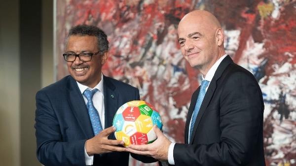 Tổng Giám đốc WHO Tedros Adhanom Ghebreyesus và Chủ tịch FIFA Gianni Infantino.