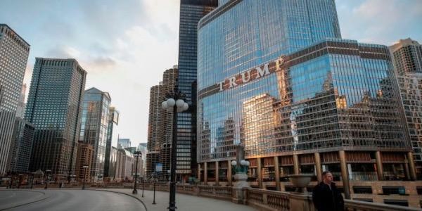 Khách sạn Quốc tế Trump tại thành phố Chicago, bang Illinois. Mỹ, tháng 3/2020. Ảnh: AFP.