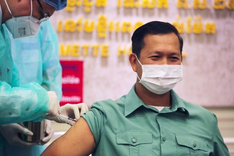 Hun Manet, con trai Thủ tướng Campuchia Hunsen, tiêm mũi vaccine Covid-19 đầu tiên ngày 10/2.