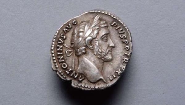 Đồng xu có một mặt in hình đầu của Hoàng đế La Mã Antoninus Pius - người đã trị vì trong những năm 138 - 161 Công nguyên.