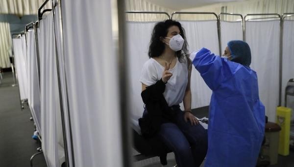Phụ nữ đang được tiêm vắc-xin Pfizer-BioNTech tại Lebanon vào ngày 16/2. Ảnh: AP.