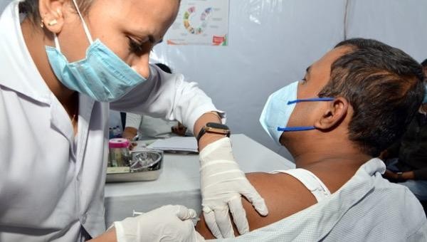 Nhân viên y tế tiêm vắc-xin phòng COVID-19 cho người dân tại Jakarta, Indonesia, ngày 19/2/2021. Ảnh: THX/TTXVN.