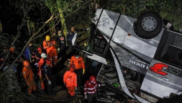 Hiện trường vụ tai nạn giao thông thảm khốc ở Indonesia.