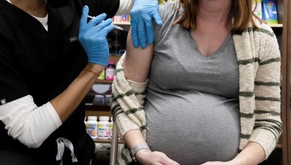 Một phụ nữ mang thai được tiêm vaccine COVID-19. 