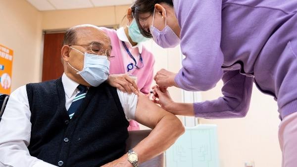 Thủ tướng Đài Loan ông Su Tseng-chan đang được tiêm vaccine AstraZeneca. Ảnh: AP.