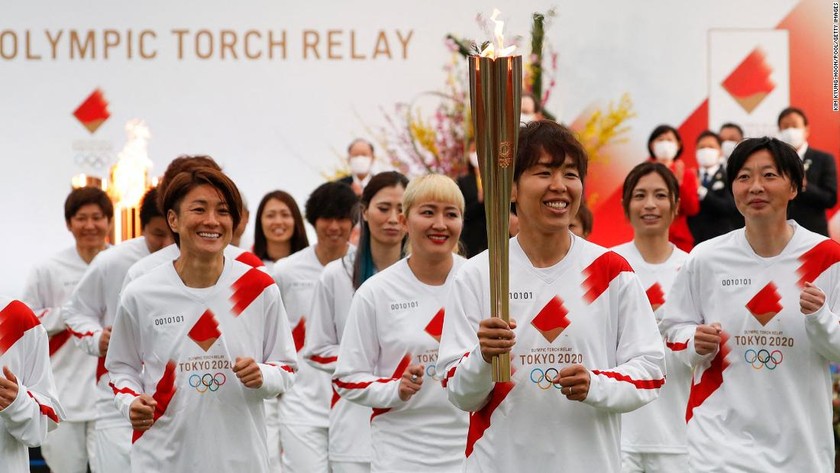 Các thành viên trong đội tuyển từng vô địch giải World Cup bóng đá nữ năm 2011 là những vận động viên chạy tiếp sức đầu tiên trong cuộc rước đuốc Olympic Tokyo 2020. Ảnh: AFP.
