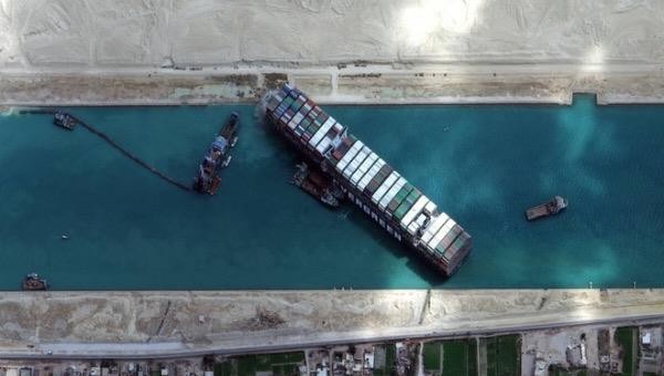 Tàu Ever Given đã nổi hoàn toàn trên mặt nước và chuẩn bị nối lại hành trình. Ảnh: Reuters.