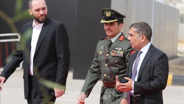 Ông Hamza bin al Hussein (giữa), khi còn là Thái tử Jordan, tại thủ đô Amman. Ảnh: AFP/TTXVN.