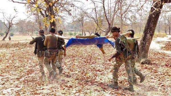 Nhân viên lực lượng an ninh mang thi thể của đồng nghiệp sau một cuộc tấn công của phiến quân Maoist ở Bijapur, Ấn Độ vào ngày 4/4/2021.