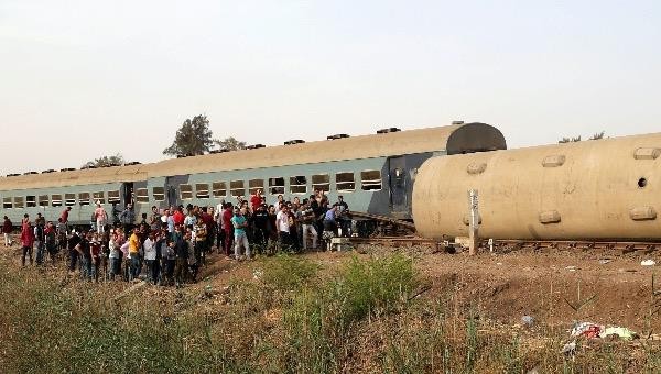 Hiện trường tai nạn tàu hỏa ở thành phố Mansoura, Ai Cập, hôm 18/4. 