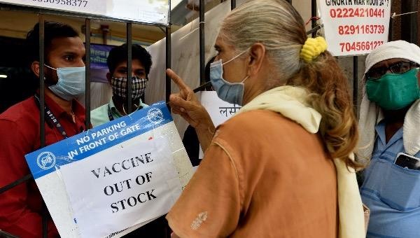 Một số bang của Ấn Độ rơi vào tình trạng hết vaccine ngay trước ngày mở rộng chiến dịch tiêm chủng trên toàn quốc.