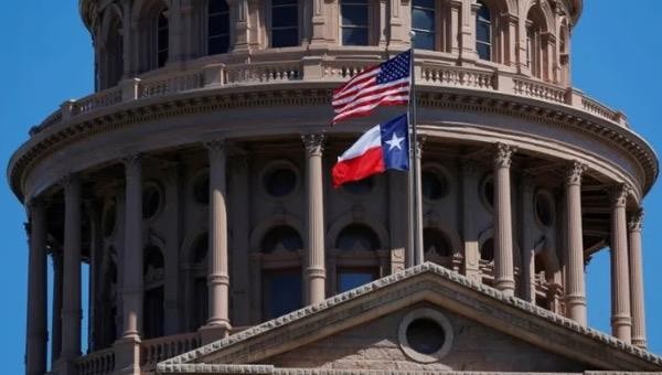 Cờ Mỹ và bang Texas tại Tòa nhà Đại hội tiểu bang Texas. 