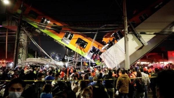 Nhân viên cứu hộ bắc thang lên toa tàu để giải cứu những hành khách bị mắc kẹt sau tai nạn sập cầu vượt metro ở thủ đô Mexico City, ngày 3/5.