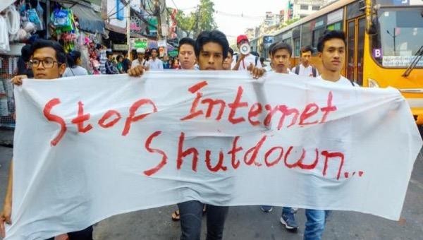 Công dân Myanmar xuống đường biểu tình kêu gọi chấm dứt việc cắt đứt hệ thống mạng Internet. Ảnh: CHANNEL NEWS ASIA. 