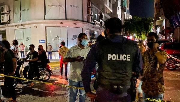 Cảnh sát tại hiện trường sau vụ nổ bom ở Male tối 6/5. Ảnh: AFP.