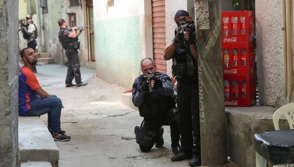 Lực lượng cảnh sát nhắm vũ khí vào mục tiêu tại khu ổ chuột Jacarezinho ở Rio de Janeiro, Brazil ngày 6/5.