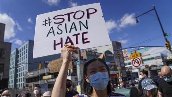 Người dân tham gia tuần hành phản đối bạo lực nhằm vào người gốc Á tại New York, Mỹ, ngày 27/3/2021.