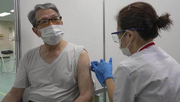 Một người được tiêm vaccine Moderna tại trung tâm tiêm chủng đại trà mới mở ở Tokyo.